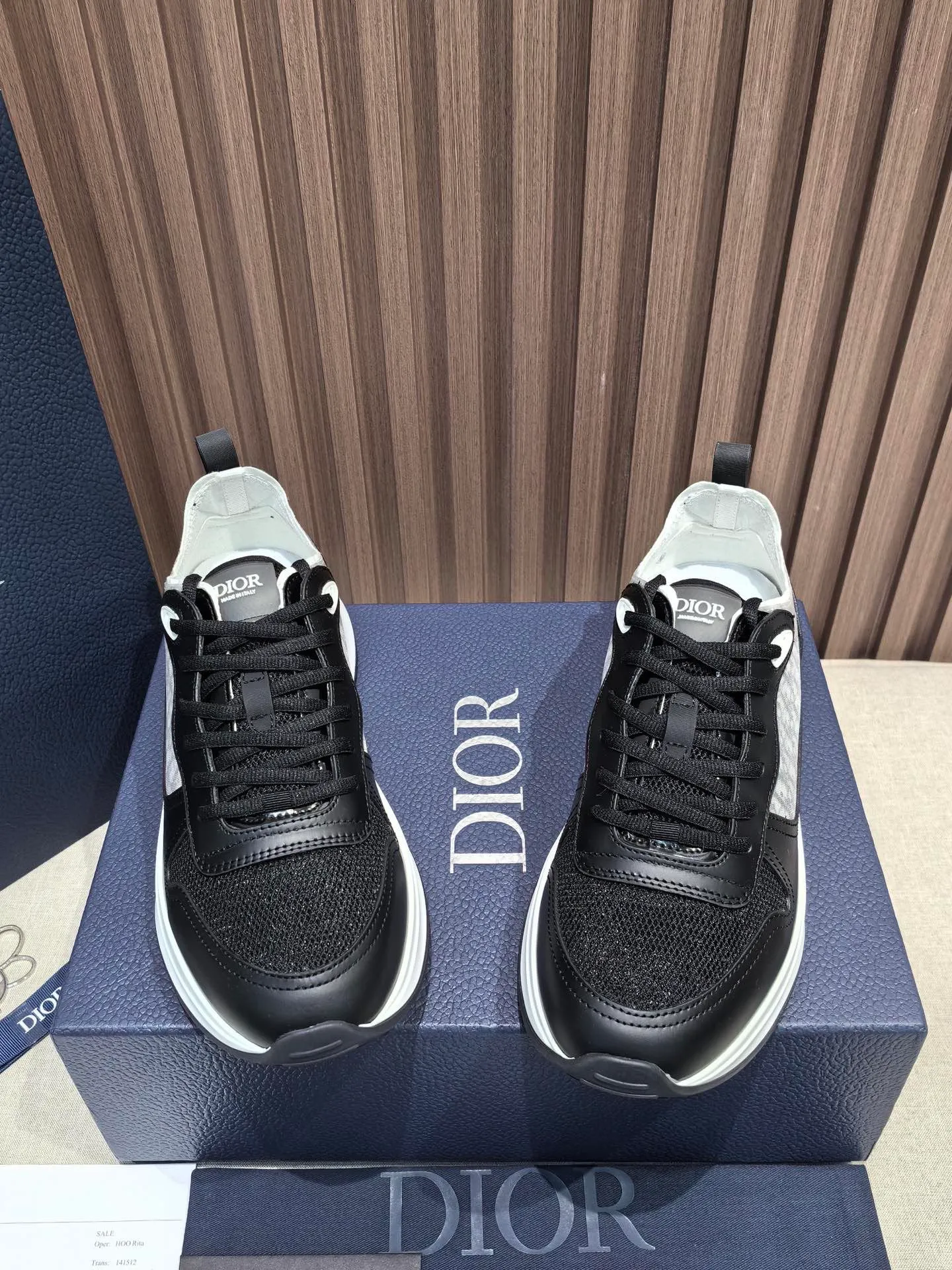 Factory price: 440💰 🔍Top purchasing agent🇮🇹 Dior's super-popular sports shoes, popular for street men, are synchronized with the new product counters. The uppers are made of Italian original imported cowhide and matched with D's customized fabrics. It is a must-have for fashionistas. The complex craftsmanship is perfectly reproduced. Imported soft cowhide foot pads, soles: original soles specially provided by the original factory, exclusive movable molded soles are super comfortable, original factory follow-up goods, 🔍🔍high quality, you can enter and exit the counter at will, welcome to compare, code number 38-45 (46 can be customized and cannot be returned or exchanged)